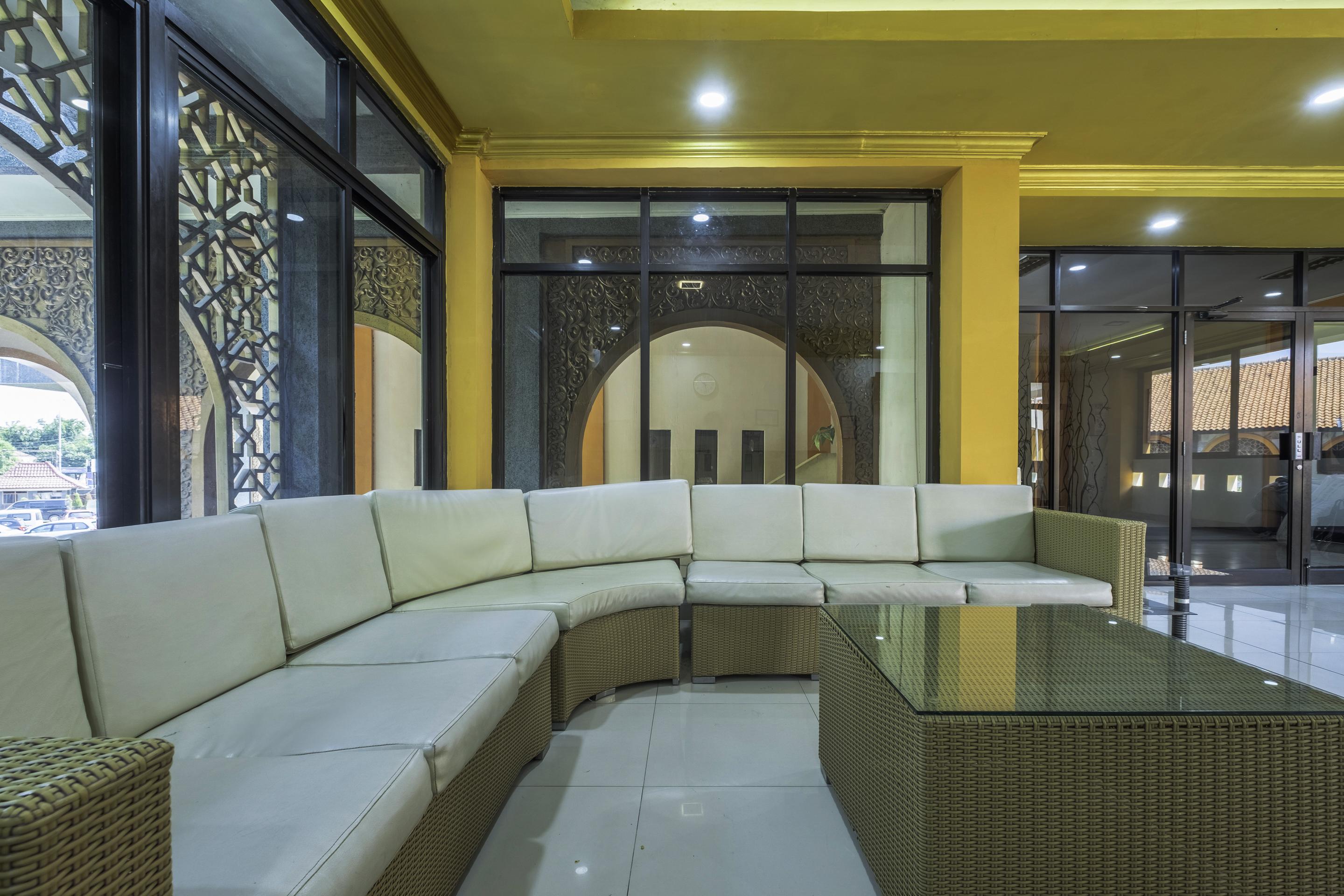 Oyo 2132 Pondok Avicenna Чиребон Экстерьер фото