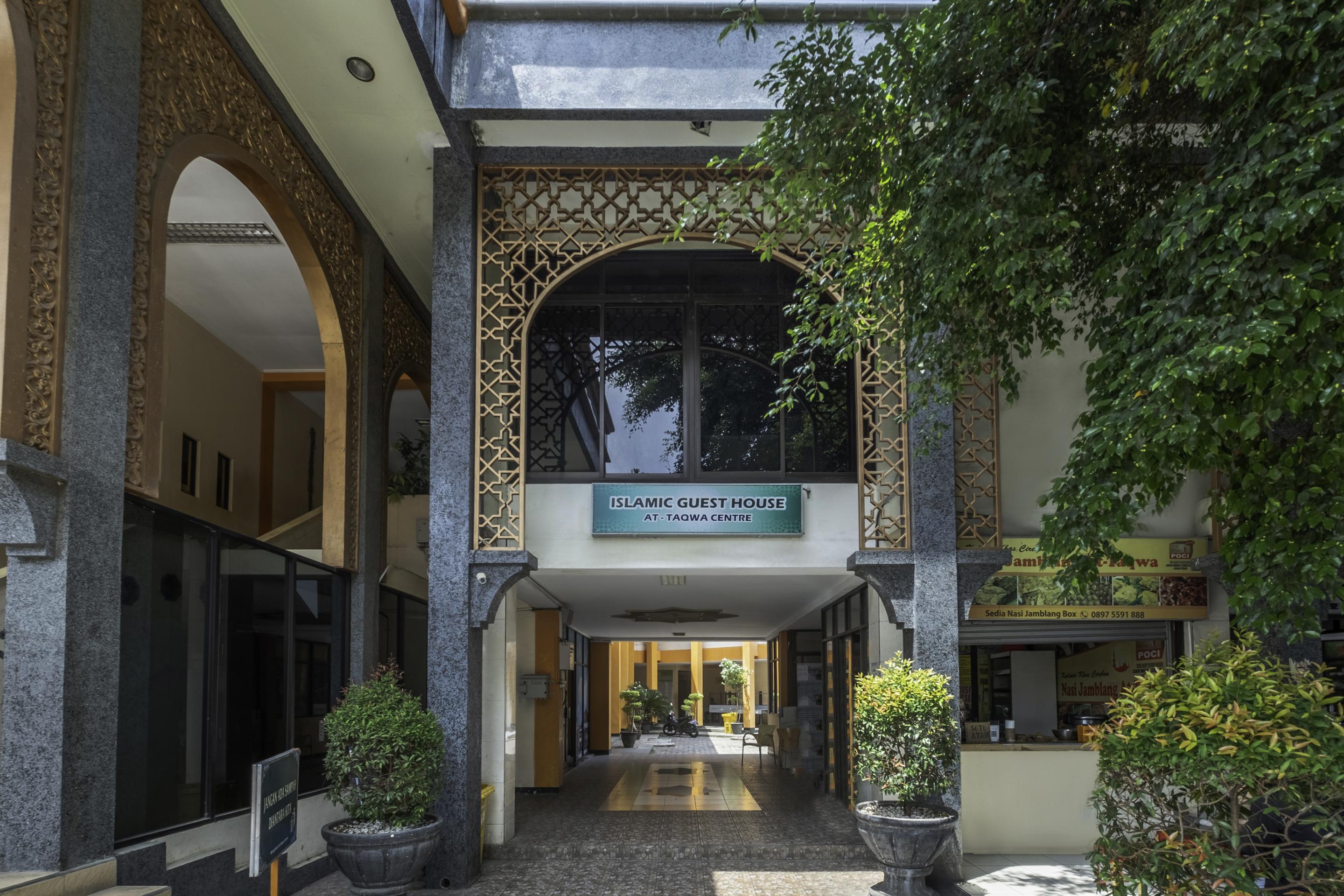 Oyo 2132 Pondok Avicenna Чиребон Экстерьер фото